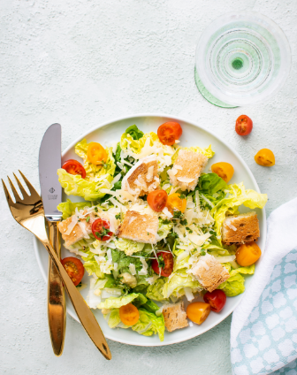 salad with tomatoes and croutons